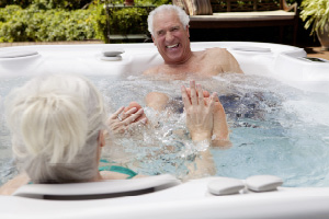 Senioren Ehepaar in HotSpring Whirlpool