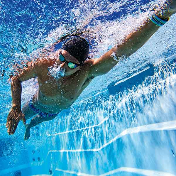 Mann schwimmt in Swim Spa E700 Endless Pool