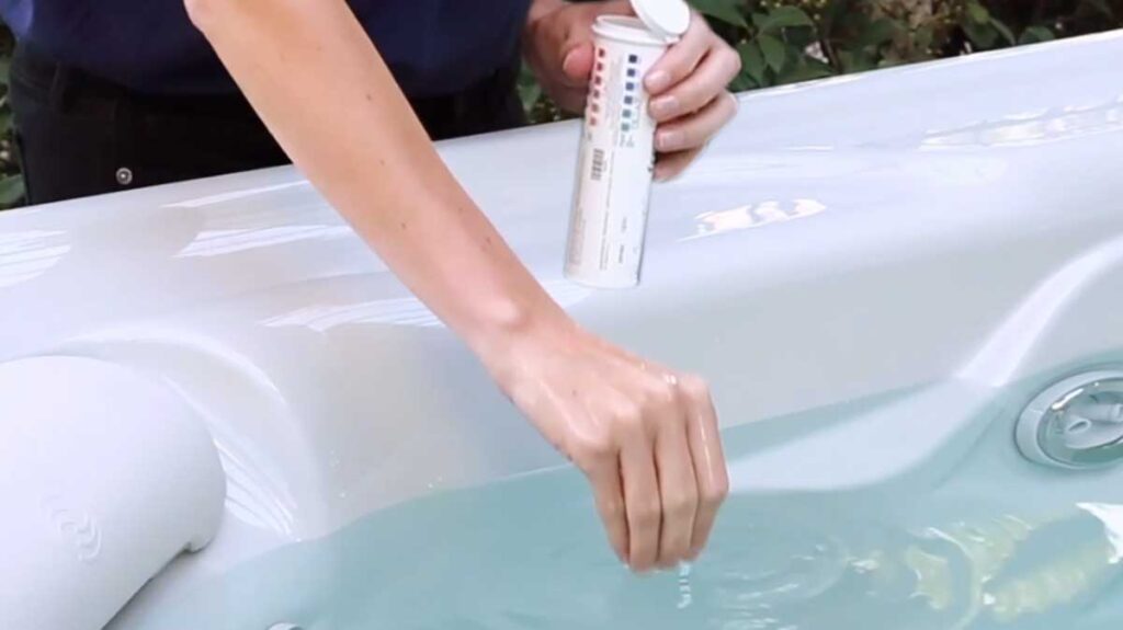 So funktioniert’s: Richtiger pH-Wert im Whirlpool-Wasser einstellen