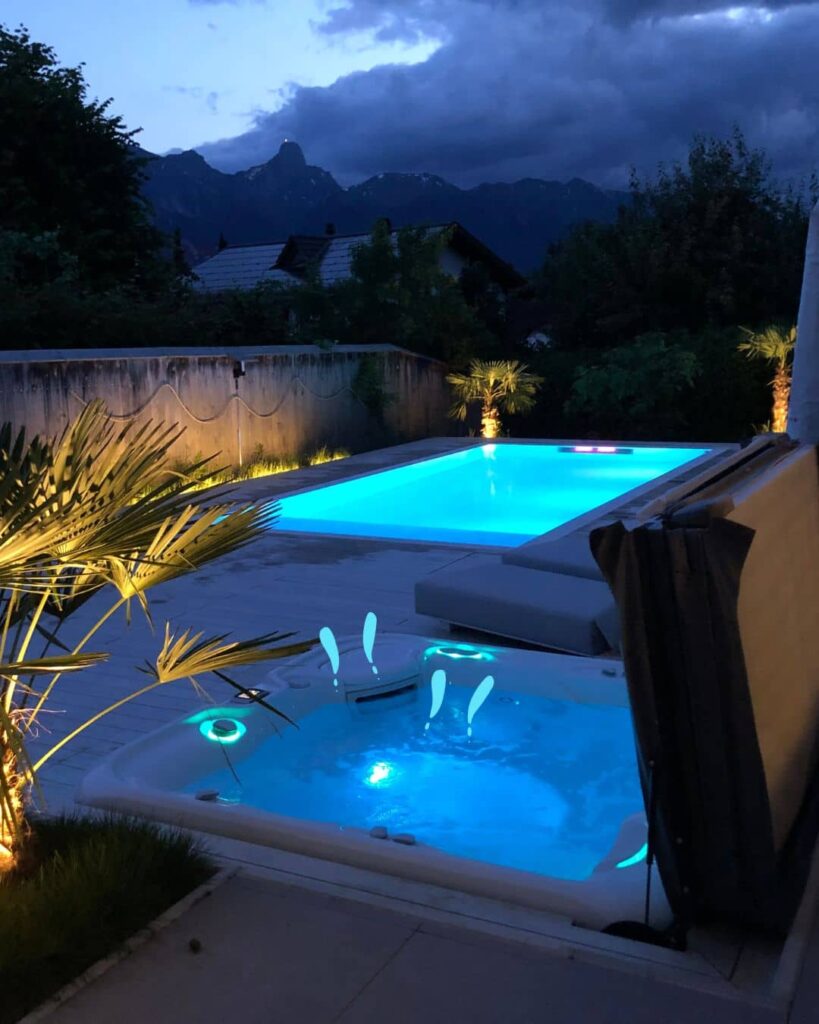 Whirlpool Aria HotSpring mit Swimmingpool bei Nacht