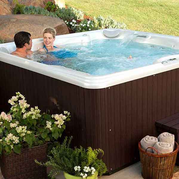 Paar im Hotspot Whirlpool mit Salzwasser Reinigung