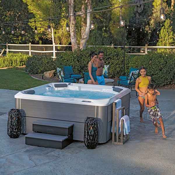 Familie rund um Hotspot Whirlpool mit Salzwasser Reinigung