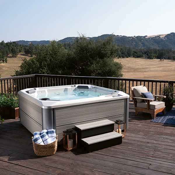 Hotspot Whirlpool mit Salzwasser Reinigung