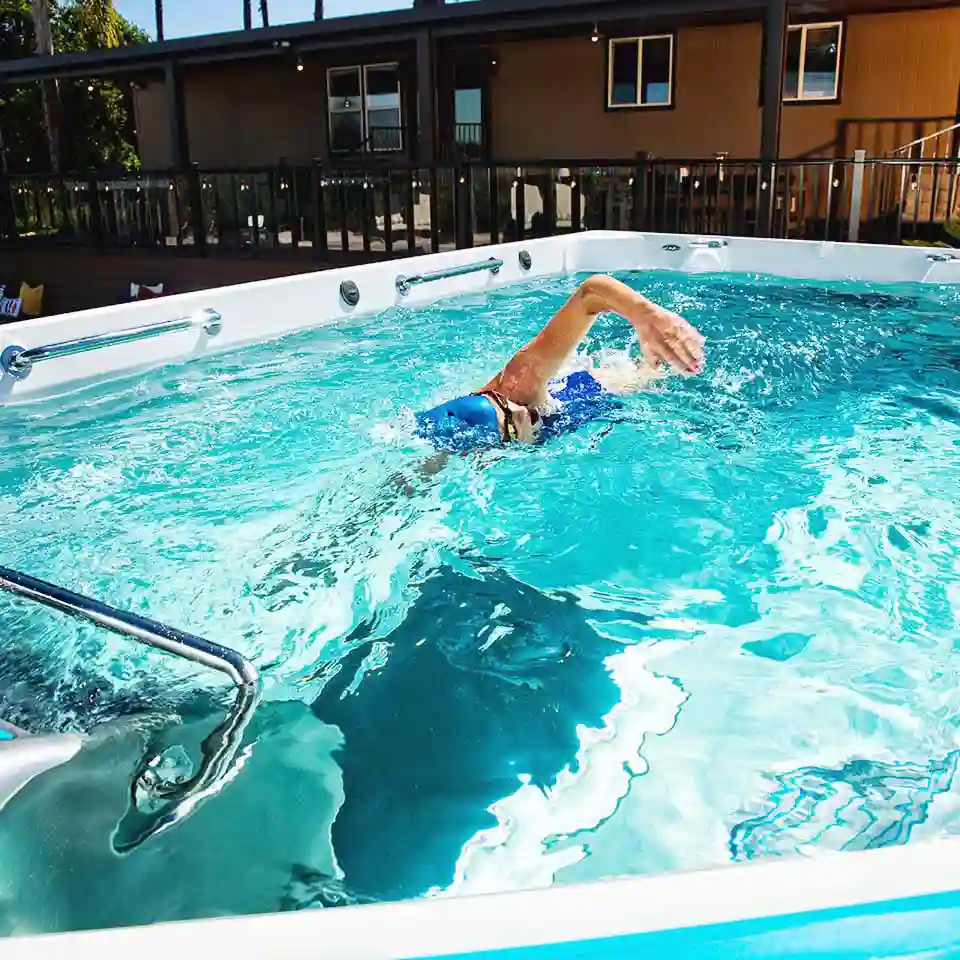 Swim Spa E550 Endless pool Frau am schwimmen